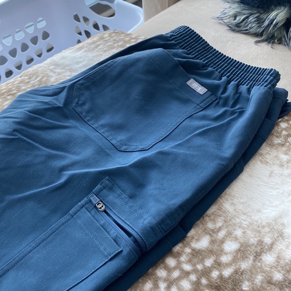 FIGS Yola skinny scrub pants PETITE - Picture 3 of 4